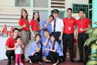 Vietjet mang nụ cười tới các bạn trẻ khuyết tật TP.HCM trong dịp lễ 30/4-1/5