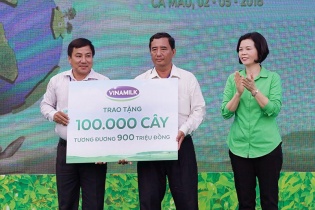 Vinamilk đưa cây xanh, sữa về Cà Mau