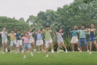“Uống sữa, vận động, khỏe mạnh” qua điệu nhảy flashmob