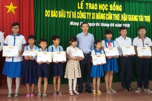 Báo Đầu tư trao học bổng tại tỉnh Vĩnh Long