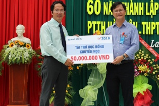 Báo Đầu tư trao học bổng tại Bình Thuận