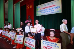 C.P. Việt Nam trao 500 học bổng nâng bước tới trường cho học sinh, sinh viên, trẻ khuyết tật