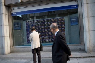 Nhà đầu tư dè dặt, chứng khoán châu Á trượt nhẹ