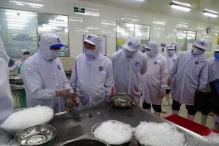 Bộ trưởng Bộ Khoa học và Công nghệ thăm Công ty thủy sản Cà Mau