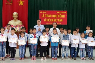 50 suất học bổng của Báo Đầu tư đến với học sinh Ninh Bình