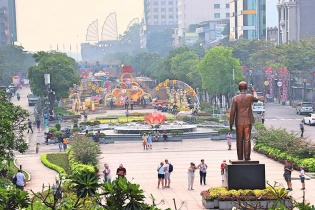 Tất bật hoàn thành đường hoa Nguyễn Huệ 2020