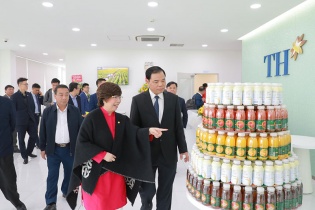 Bà Thái Hương nhận 3 chữ T từ Bộ trưởng Nguyễn Xuân Cường