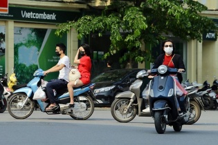 Hà Nội: Đường phố vắng vẻ, nhiều người không đội mũ bảo hiểm, vô tư vượt đèn giao thông