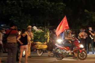 Dân làng Hạ Lôi náo nức chuyển hoa ra chợ ngay khi được dỡ phong tỏa