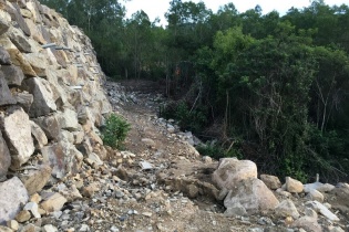 Khánh Hòa: Hết hạn cưỡng chế, bức tường “khổng lồ” trên đất phân lô vẫn không nhúc nhích