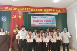 Báo Đầu tư trao 100 suất học bổng cho học sinh nghèo tại Quảng Bình