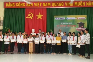 Báo Đầu tư trao 100 suất học bổng “Vì trẻ em Việt Nam” ở Phú Yên