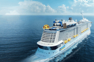Du thuyền “khủng” chở 4.600 khách quốc tế đến Nha Trang