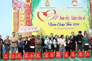 Phó thủ tướng Trần Hồng Hà trao quà Tết cho người lao động tỉnh Kon Tum