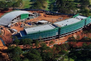 Hôm nay, chủ đầu tư tháo dỡ công trình vi phạm tại Tòa nhà câu lạc bộ golf Đồi Cù