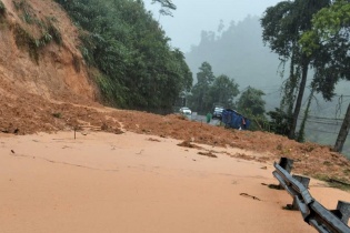 Đà Nẵng: Mưa lớn gây ngập lụt nặng, sạt lở ở nhiều nơi, giao thông chia cắt