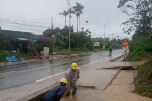 Trung Bộ vẫn còn 79 vị trí tắc đường do ảnh hưởng của mưa lũ đặc biệt lớn