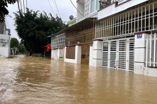 Mưa lớn kéo dài, nhiều nơi ở Khánh Hòa bị ngập sâu, sạt lở khiến nhiều người chết
