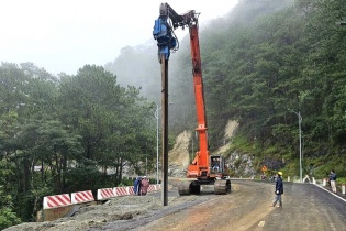 Lâm Đồng cho phương tiện lưu thông trở lại trên đèo Prenn sau sạt lở