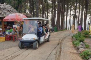 Đảo Cồn Cỏ thí điểm xe điện bốn bánh chở khách du lịch