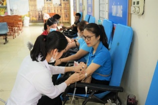 Hà Nội trao trợ cấp cho 2.665 công nhân lao động có hoàn cảnh khó khăn