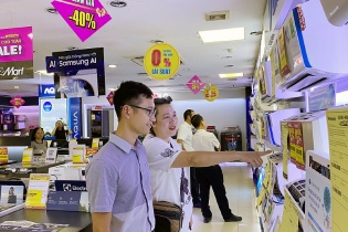 Hà Nội: Người dân đổ xô đi mua sắm trong “Ngày vàng giá sốc"