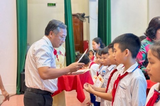 Báo Đầu tư trao 100 suất học bổng cho trẻ em hiếu học tỉnh Nghệ An