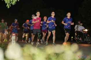 Gần 3.000 vận động viên tranh tài tại giải marathon Hành trình về Làng Sen 2024