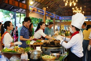 Thưởng thức món ngon tại Lễ hội văn hóa ẩm thực Hà Nội năm 2024