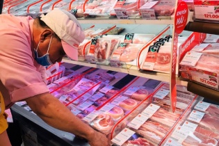 Giá lợn lập kỷ lục, có nơi chạm mốc 83.000 đồng/kg