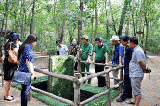 Tour du lịch “về nguồn” hút khách dịp lễ 30/4 - 1/5