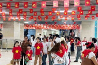 Metro Hà Nội bùng nổ lượng khách trong ngày tập luyện diễu binh đầu tiên