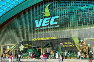 Dòng người tấp nập đổ về Hội chợ Mùa Thu 2025 ngày đầu mở cửa
