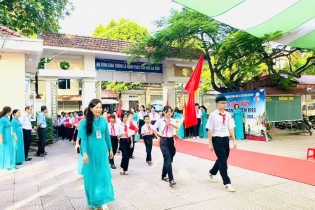 Khi nào viên chức được xem xét tiếp nhận vào công chức?