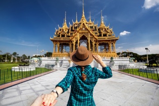 Giá vé máy bay dịp 30/4 tăng cao, khách du lịch chần chừ chốt tour