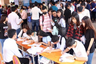 Sinh viên xuất sắc vào khu vực công được hưởng phụ cấp 150% lương trong 5 năm