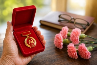 Từ 1/7, tiền thưởng Huy hiệu Đảng tăng theo lương cơ sở mới