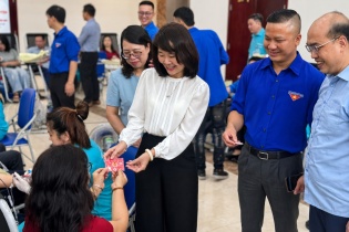 Cán bộ, công chức Bộ Tài chính sẻ chia những giọt máu hồng