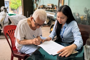 Hà Nội hỗ trợ người cao tuổi làm thủ tục hành chính ngay tại nhà