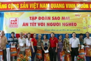 Sao Mai ăn Tết với người nghèo
