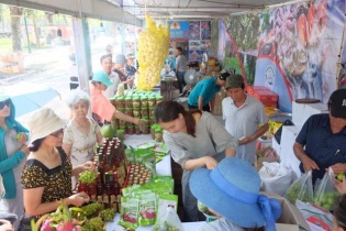Người dân Hà Nội “oanh tạc” hội chợ nghìn sản vật của HTX