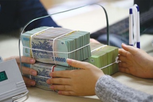 Fed tăng lãi suất USD, người dân gửi VND kỳ hạn dài