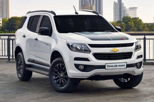Ế không thể đỡ, ô tô đua nhau giảm giá mạnh