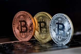Đồng tiền ảo Bitcoin tăng giá mạnh, chạm mốc 5.000 USD