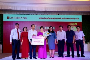 Agribank trao sổ tiết kiệm 1 tỷ đồng cho khách hàng may mắn