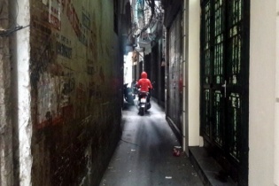 Trót mua nhà ngõ sâu, ở cực thân mà bán chả được