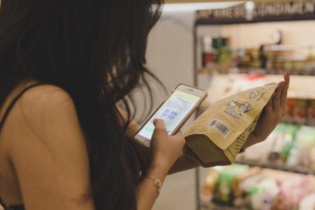 Dùng điện thoại ở siêu thị khiến hóa đơn của bạn có thể tăng 40%