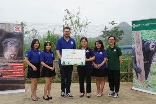 Apollo English trao tặng 120 triệu đồng, cùng Four Paws Việt giải cứu loài gấu