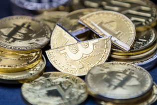 Giá Bitcoin tiếp tục tăng vọt, vượt 11.000 USD