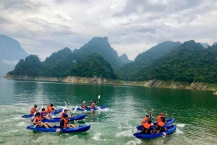 Hội đua thuyền kayak trên hồ thủy điện Tuyên Quang